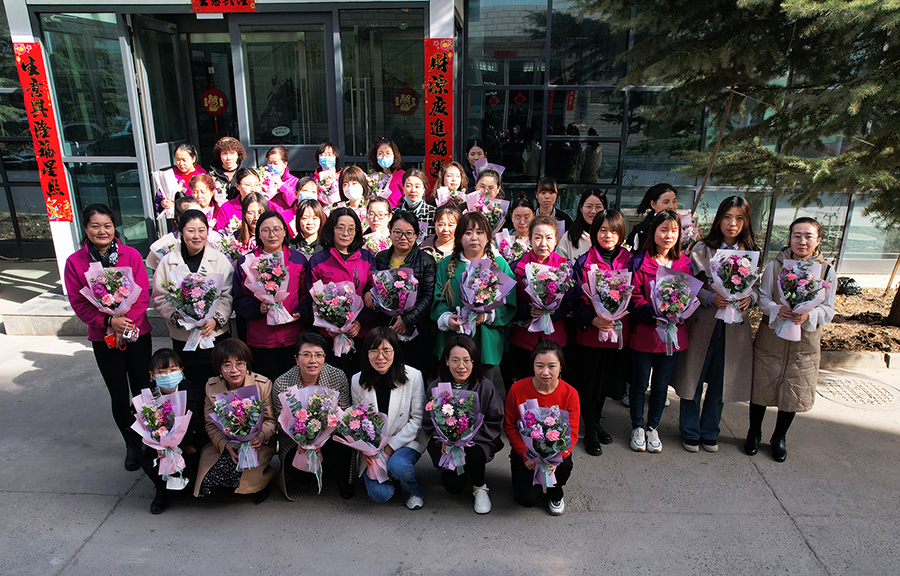 三八婦女節(jié)，甘肅宏強檢測謹祝公司女士們事業(yè)有成，家庭幸福，青春永駐！